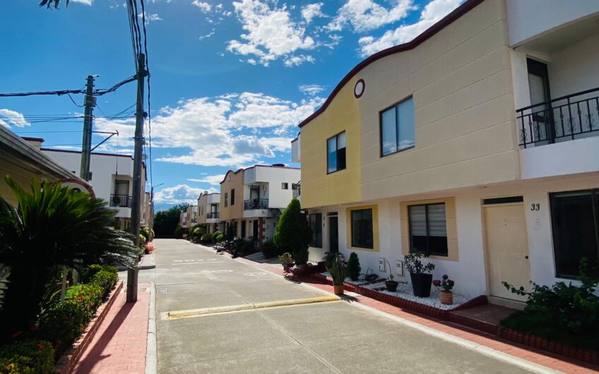 SE VENDE CASA EN CONJUNTO CEIBA REAL