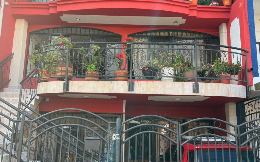 🏠 CASA DE 3 PLANTAS EN VENTA – EXCELENTE OPORTUNIDAD DE INVERSIÓN