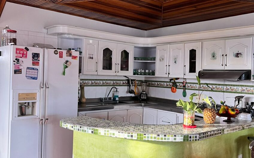 🏠 CASA DE 3 PLANTAS EN VENTA – EXCELENTE OPORTUNIDAD DE INVERSIÓN