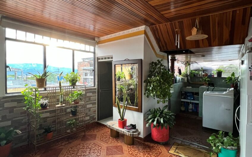 🏠 CASA DE 3 PLANTAS EN VENTA – EXCELENTE OPORTUNIDAD DE INVERSIÓN