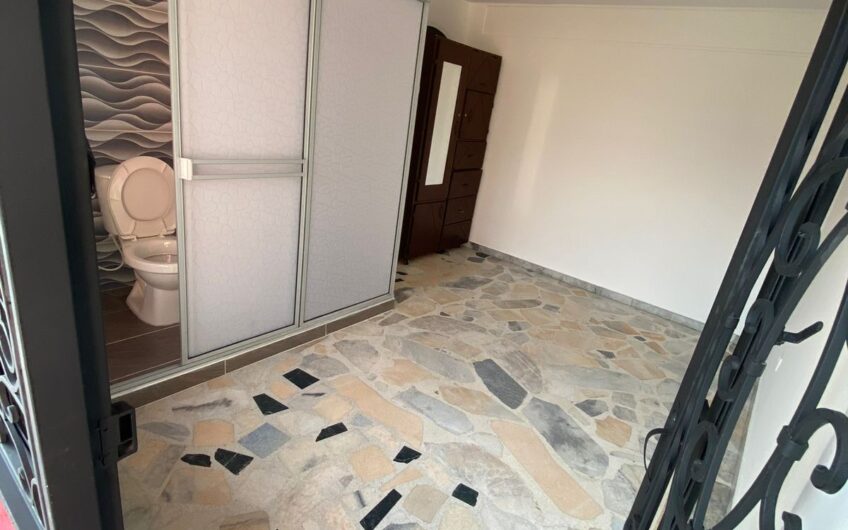 🏠 CASA DE 3 PLANTAS EN VENTA – EXCELENTE OPORTUNIDAD DE INVERSIÓN